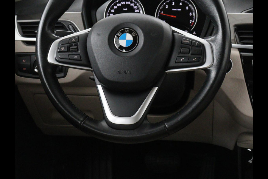 BMW X1 sDrive20i Orange Edition II | Leder | Trekhaak | Head-up | Park assist | Sfeerverlichting | Stoelverwarming | Climate control | Full LED | Navigatie |