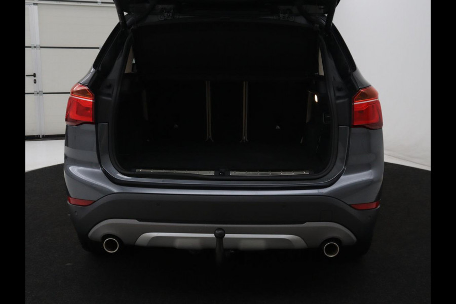 BMW X1 sDrive20i Orange Edition II | Leder | Trekhaak | Head-up | Park assist | Sfeerverlichting | Stoelverwarming | Climate control | Full LED | Navigatie |