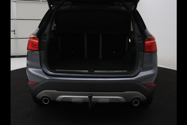 BMW X1 sDrive20i Orange Edition II | Leder | Trekhaak | Head-up | Park assist | Sfeerverlichting | Stoelverwarming | Climate control | Full LED | Navigatie |
