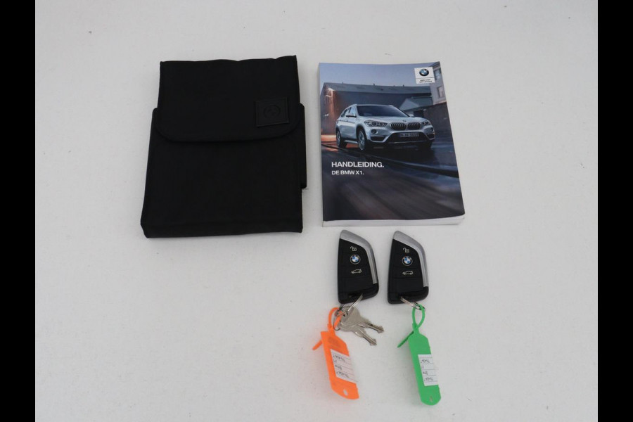 BMW X1 sDrive20i Orange Edition II | Leder | Trekhaak | Head-up | Park assist | Sfeerverlichting | Stoelverwarming | Climate control | Full LED | Navigatie |