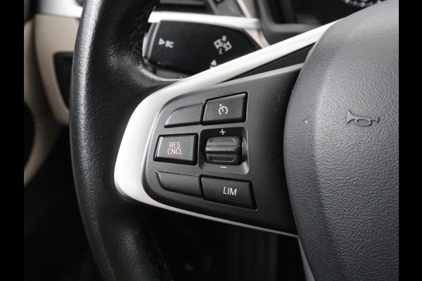BMW X1 sDrive20i Orange Edition II | Leder | Trekhaak | Head-up | Park assist | Sfeerverlichting | Stoelverwarming | Climate control | Full LED | Navigatie |