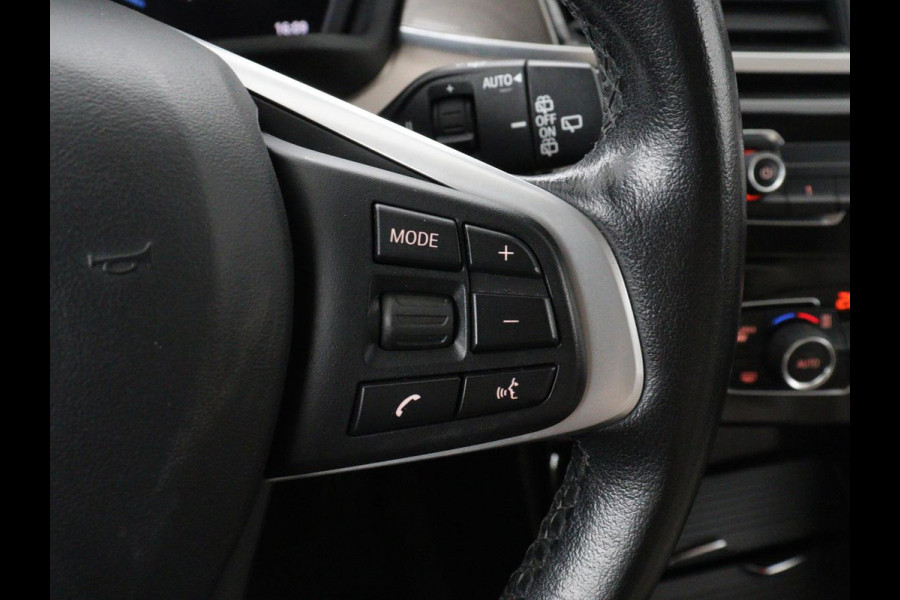 BMW X1 sDrive20i Orange Edition II | Leder | Trekhaak | Head-up | Park assist | Sfeerverlichting | Stoelverwarming | Climate control | Full LED | Navigatie |