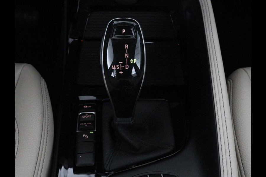 BMW X1 sDrive20i Orange Edition II | Leder | Trekhaak | Head-up | Park assist | Sfeerverlichting | Stoelverwarming | Climate control | Full LED | Navigatie |