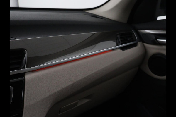 BMW X1 sDrive20i Orange Edition II | Leder | Trekhaak | Head-up | Park assist | Sfeerverlichting | Stoelverwarming | Climate control | Full LED | Navigatie |