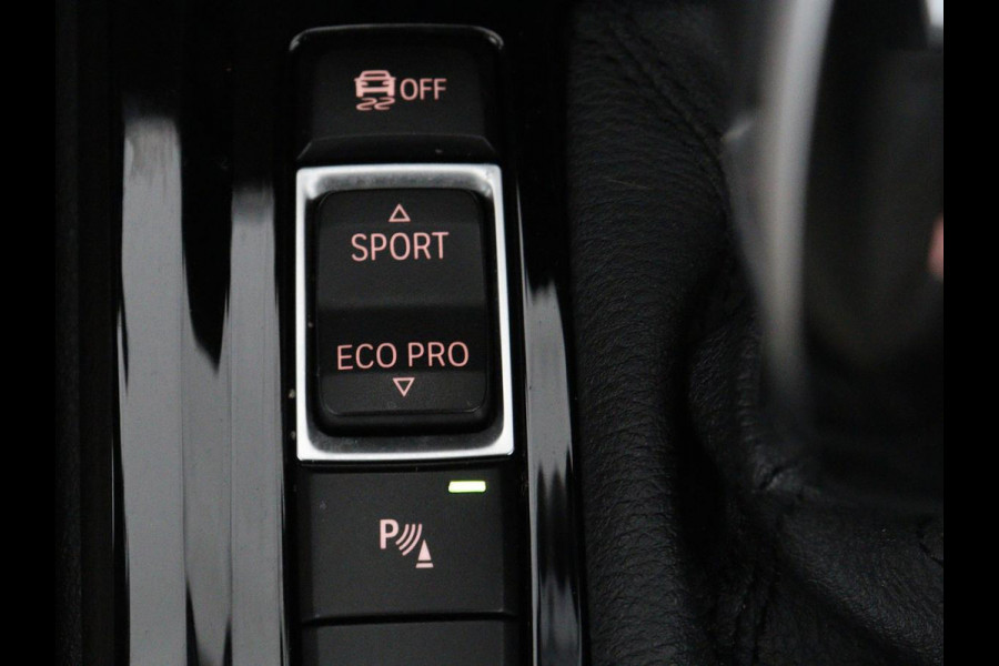 BMW X1 sDrive20i Orange Edition II | Leder | Trekhaak | Head-up | Park assist | Sfeerverlichting | Stoelverwarming | Climate control | Full LED | Navigatie |