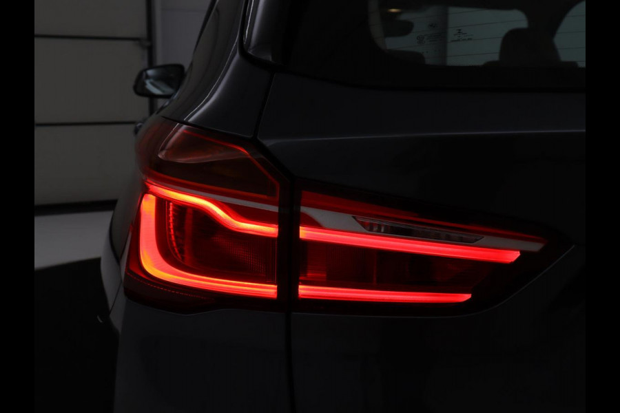 BMW X1 sDrive20i Orange Edition II | Leder | Trekhaak | Head-up | Park assist | Sfeerverlichting | Stoelverwarming | Climate control | Full LED | Navigatie |