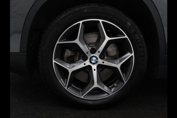 BMW X1 sDrive20i Orange Edition II | Leder | Trekhaak | Head-up | Park assist | Sfeerverlichting | Stoelverwarming | Climate control | Full LED | Navigatie |