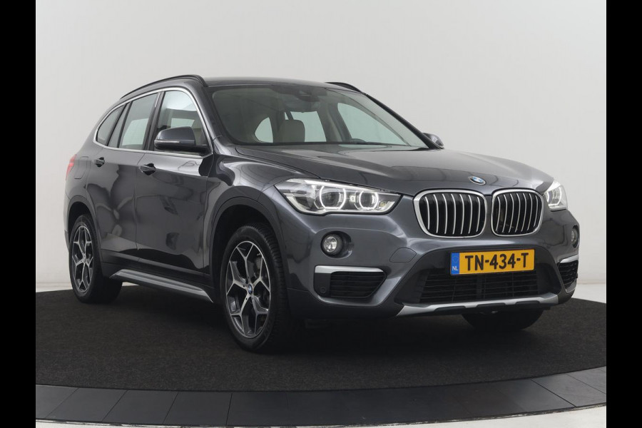 BMW X1 sDrive20i Orange Edition II | Leder | Trekhaak | Head-up | Park assist | Sfeerverlichting | Stoelverwarming | Climate control | Full LED | Navigatie |
