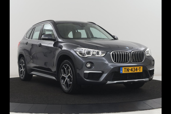 BMW X1 sDrive20i Orange Edition II | Leder | Trekhaak | Head-up | Park assist | Sfeerverlichting | Stoelverwarming | Climate control | Full LED | Navigatie |