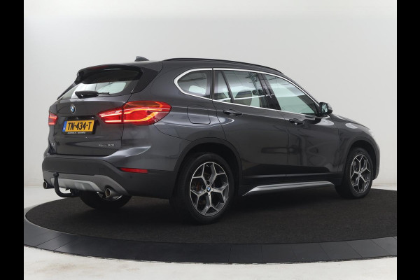 BMW X1 sDrive20i Orange Edition II | Leder | Trekhaak | Head-up | Park assist | Sfeerverlichting | Stoelverwarming | Climate control | Full LED | Navigatie |