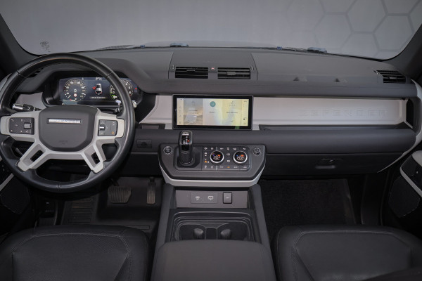 Land Rover Defender 110 P400e | PANORAMADAK | STOELVERWARMING | COLD CLIMATE PACK INCL. VOORRUIT EN STUURWIELVERWARMING | ELEK. TREKHAAK | LED KOPLA