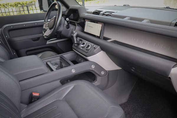Land Rover Defender 110 P400e | PANORAMADAK | STOELVERWARMING | COLD CLIMATE PACK INCL. VOORRUIT EN STUURWIELVERWARMING | ELEK. TREKHAAK | LED KOPLA