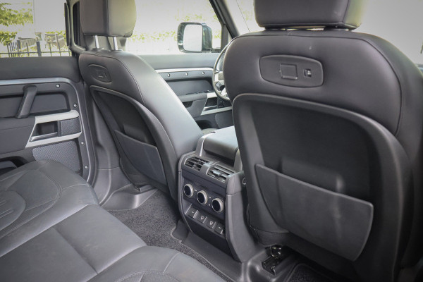 Land Rover Defender 110 P400e | PANORAMADAK | STOELVERWARMING | COLD CLIMATE PACK INCL. VOORRUIT EN STUURWIELVERWARMING | ELEK. TREKHAAK | LED KOPLA