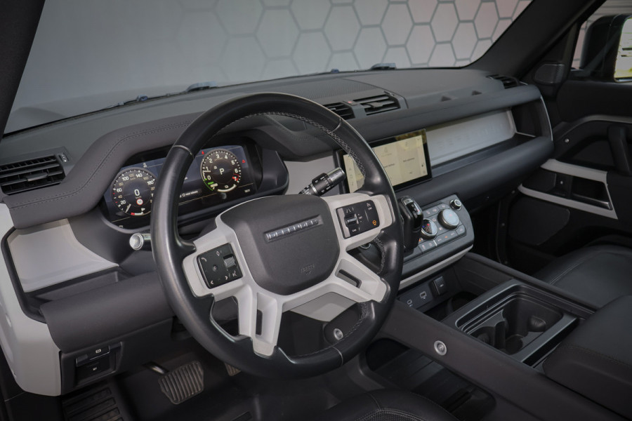 Land Rover Defender 110 P400e | PANORAMADAK | STOELVERWARMING | COLD CLIMATE PACK INCL. VOORRUIT EN STUURWIELVERWARMING | ELEK. TREKHAAK | LED KOPLA