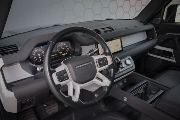 Land Rover Defender 110 P400e | PANORAMADAK | STOELVERWARMING | COLD CLIMATE PACK INCL. VOORRUIT EN STUURWIELVERWARMING | ELEK. TREKHAAK | LED KOPLA
