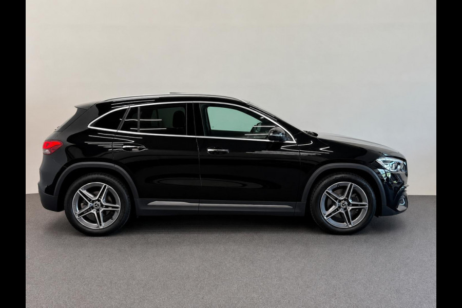 Mercedes-Benz GLA 200 AMG Line Business Solution Automaat Panoramadak Camera Stoelverwarming Ambient Lighting
