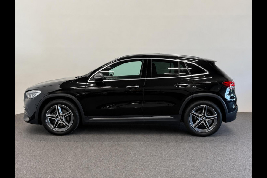 Mercedes-Benz GLA 200 AMG Line Business Solution Automaat Panoramadak Camera Stoelverwarming Ambient Lighting