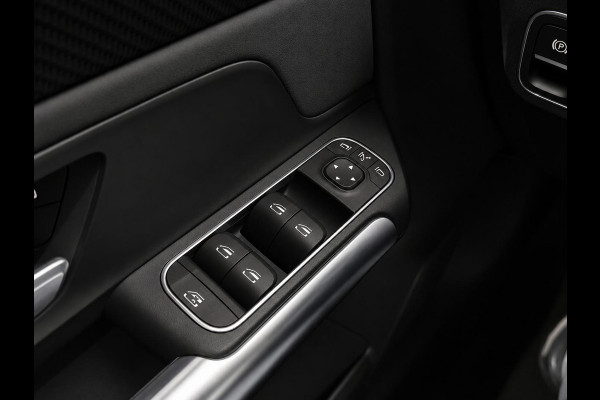 Mercedes-Benz GLA 200 AMG Line Business Solution Automaat Panoramadak Camera Stoelverwarming Ambient Lighting