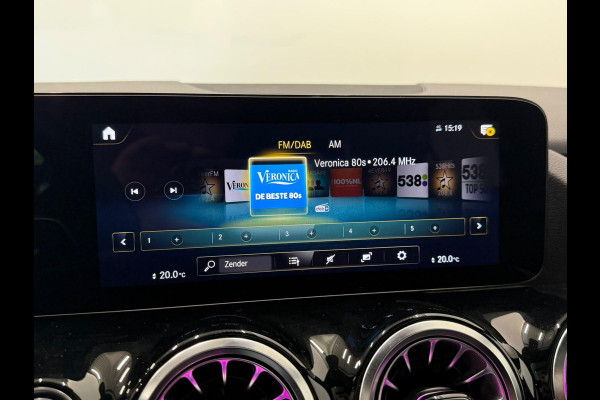 Mercedes-Benz GLA 200 AMG Line Business Solution Automaat Panoramadak Camera Stoelverwarming Ambient Lighting