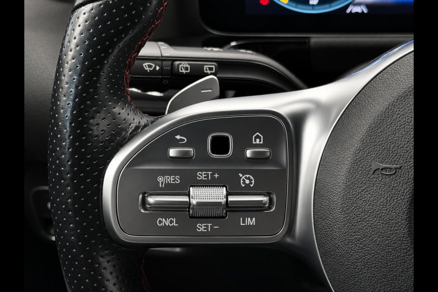 Mercedes-Benz GLA 200 AMG Line Business Solution Automaat Panoramadak Camera Stoelverwarming Ambient Lighting