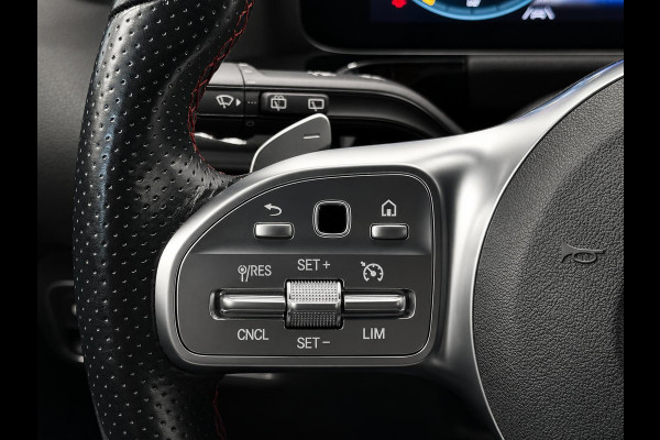 Mercedes-Benz GLA 200 AMG Line Business Solution Automaat Panoramadak Camera Stoelverwarming Ambient Lighting