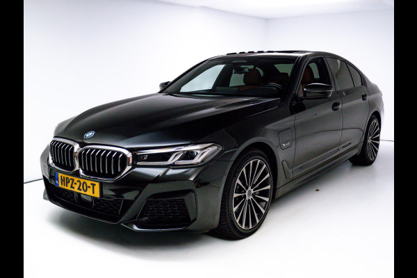 BMW 5 Serie 545e xDrive M-Sport | Open Dak | Trekhaak elec. | 360 Camera | Stoel- & Stuurverwarming | Adaptieve Cruise | Lederen bekleding, Comfortstoelen, Electrosche verstelbare voorstoelen