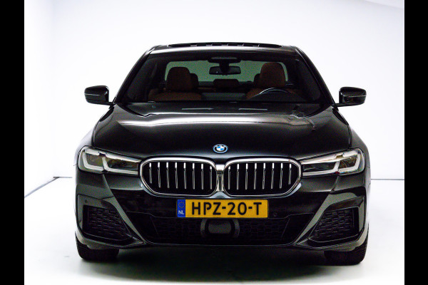 BMW 5 Serie 545e xDrive M-Sport | Open Dak | Trekhaak elec. | 360 Camera | Stoel- & Stuurverwarming | Adaptieve Cruise | Lederen bekleding, Comfortstoelen, Electrosche verstelbare voorstoelen