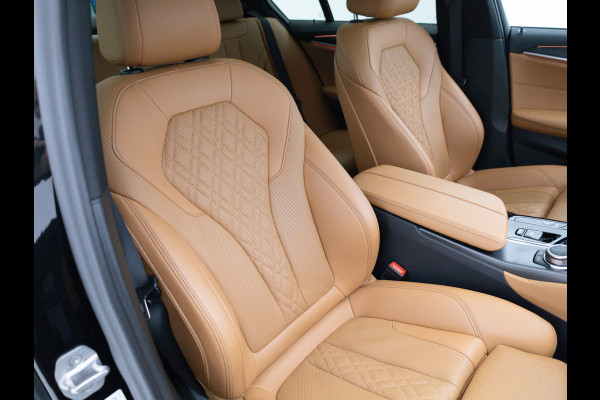 BMW 5 Serie 545e xDrive M-Sport | Open Dak | Trekhaak elec. | 360 Camera | Stoel- & Stuurverwarming | Adaptieve Cruise | Lederen bekleding, Comfortstoelen, Electrosche verstelbare voorstoelen