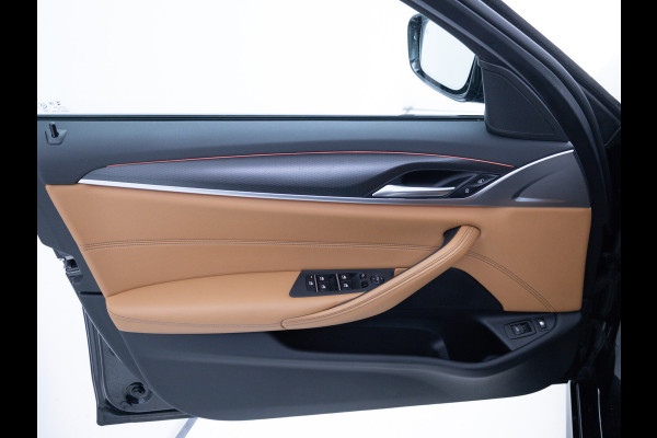 BMW 5 Serie 545e xDrive M-Sport | Open Dak | Trekhaak elec. | 360 Camera | Stoel- & Stuurverwarming | Adaptieve Cruise | Lederen bekleding, Comfortstoelen, Electrosche verstelbare voorstoelen