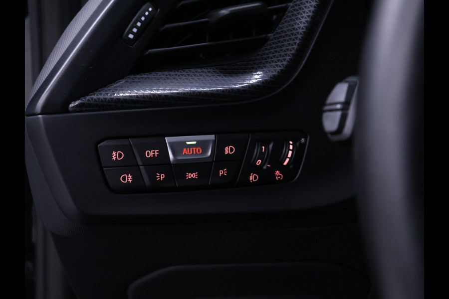 BMW 1-serie 118i Business Edition Plus M Sport [SCHUIFDAK, APPLE CARPLAY, ANDROID AUTO, CAMERA, STOELVERWARMING, LEDER, NIEUWSTAAT]