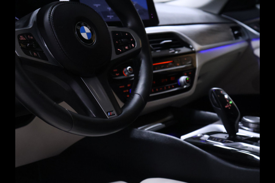 BMW 5 Serie 530e M Sport [APPLE CARPLAY, ANDROID AUTO, MEMORY SEATS, CAMERA, STOELVERWARMING, HEAD UP DISPLAY, NIEUWSTAAT]