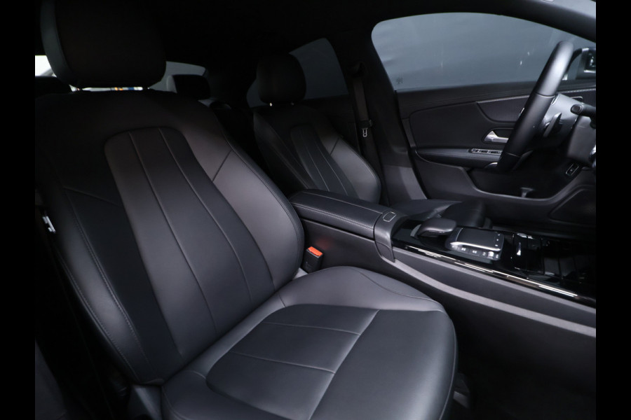 Mercedes-Benz CLA-Klasse 180 Business Solution Luxury [SFEERVERLICHTING, APPLE CARPLAY, ANDROID AUTO, CAMERA, STOELVERWARMING, VOL LEDER, NIEUWSTAAT]