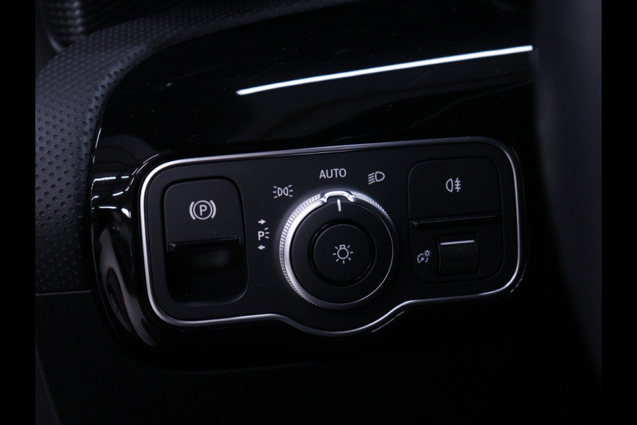 Mercedes-Benz CLA-Klasse 180 Business Solution Luxury [SFEERVERLICHTING, APPLE CARPLAY, ANDROID AUTO, CAMERA, STOELVERWARMING, VOL LEDER, NIEUWSTAAT]