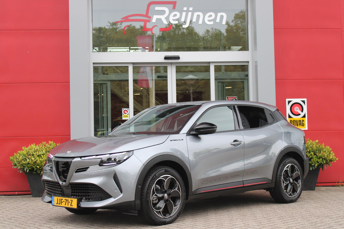 Alfa Romeo junior ELETTRICA SPECIALE 156PK 54 kWh | WARMTEPOMP | TECHNOLOGIE PAKKET (O.A. FULL LED ADAPTIVE MATRIX KOPLAMPEN/DODEHOEK DETECTIE/DRAADLOZE TELEFOONLADER/ACHTERUITRIJ CAMERA/PARKEERSENSOREN VOOR, ACHTER,ZIJKANT) | DRAADLOZE APPLE CARPLAY/ANDROID AUTO | CLIMATE CONTROL | ELEKTRISCH BEDIENBARE ACHTERKLEP | STOEL VERWARMING | ELEKTRISCH BEDIENBARE VOORSTOEL MET MASSAGE FUNCTIE | VERKEERSBORDEN HERKENNING | ADAPTIVE CRUISE CONTROL | KEYLESS ENTRY/START | ALL SEASON BANDEN | LICHTMETALEN VELGEN 18" | NAVIGATIE | DAB+ RADIO |