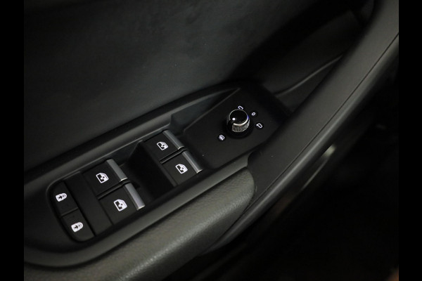 Audi Q5 50 TFSI e S edition 299pk | Panoramadak | Navigatie | Parkeercamera | Stoelverwarming | S-line interieur
