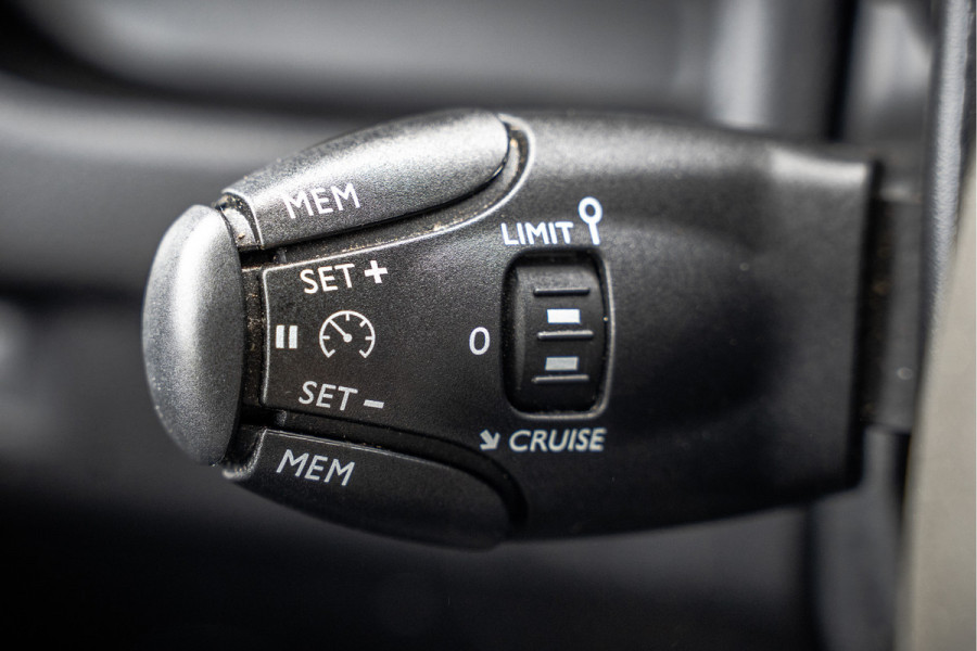 Opel Vivaro 1.5 | 3-Zits | 1e Eigenaar | Camera | Inrichting | Cruise | Airco | Trekhaak