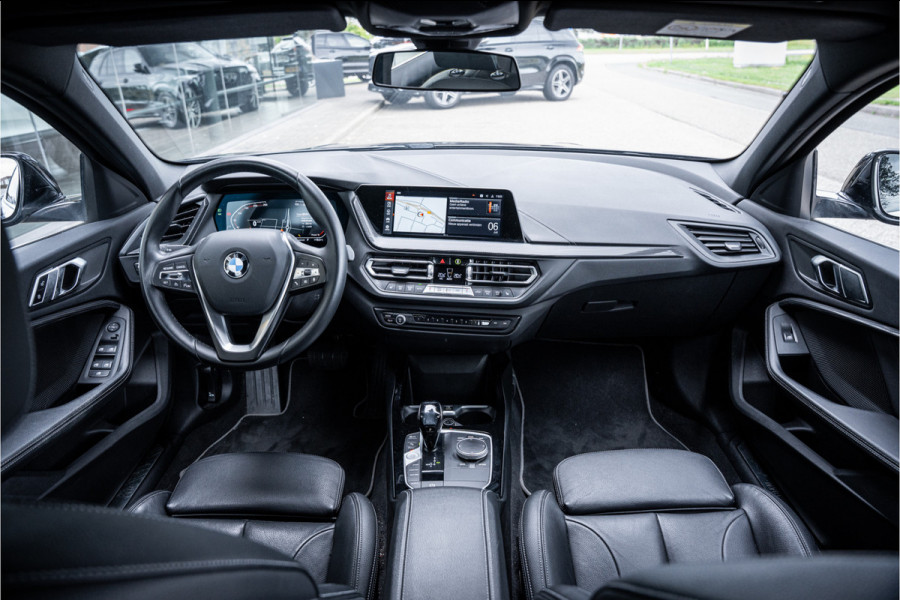 BMW 1-serie 118i Business Edition Plus ** Automaat ** Leder ** Carplay ** Stoelverwarming Alarm klasse 3 ** NL auto ** NAP!!
