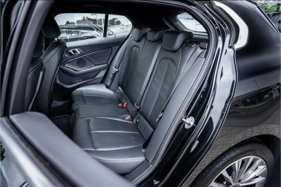 BMW 1-serie 118i Business Edition Plus ** Automaat ** Leder ** Carplay ** Stoelverwarming Alarm klasse 3 ** NL auto ** NAP!!