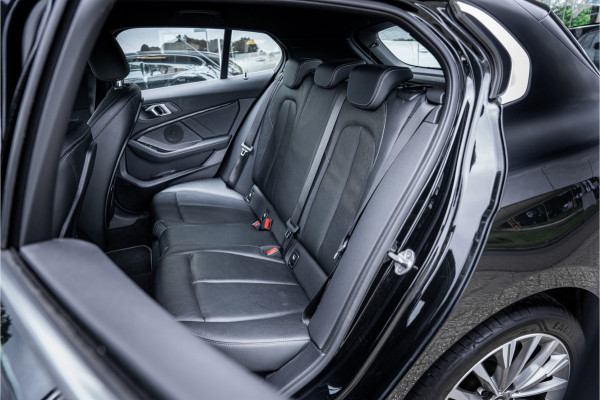 BMW 1-serie 118i Business Edition Plus ** Automaat ** Leder ** Carplay ** Stoelverwarming Alarm klasse 3 ** NL auto ** NAP!!