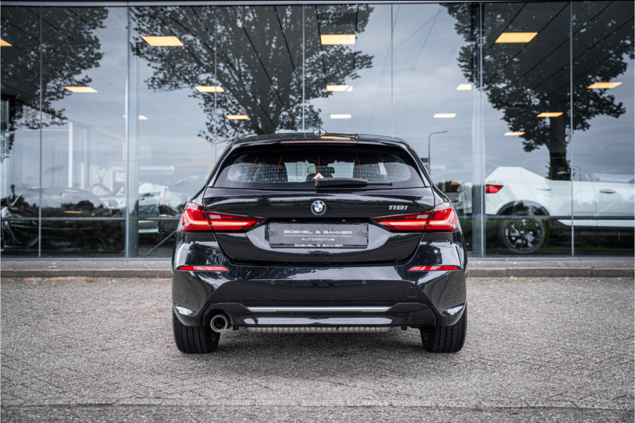 BMW 1-serie 118i Business Edition Plus ** Automaat ** Leder ** Carplay ** Stoelverwarming Alarm klasse 3 ** NL auto ** NAP!!