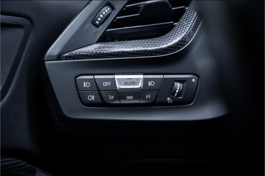 BMW 1-serie 118i Business Edition Plus ** Automaat ** Leder ** Carplay ** Stoelverwarming Alarm klasse 3 ** NL auto ** NAP!!
