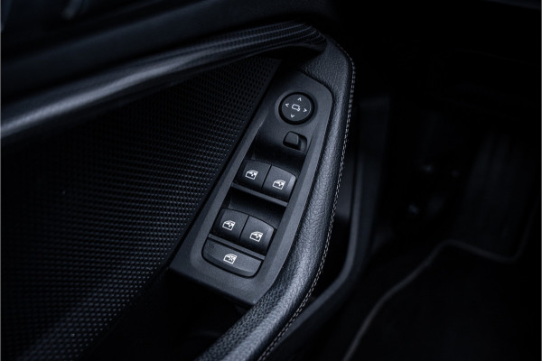 BMW 1-serie 118i Business Edition Plus ** Automaat ** Leder ** Carplay ** Stoelverwarming Alarm klasse 3 ** NL auto ** NAP!!