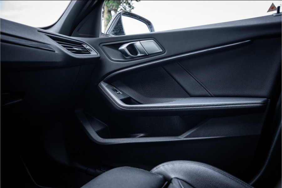 BMW 1-serie 118i Business Edition Plus ** Automaat ** Leder ** Carplay ** Stoelverwarming Alarm klasse 3 ** NL auto ** NAP!!
