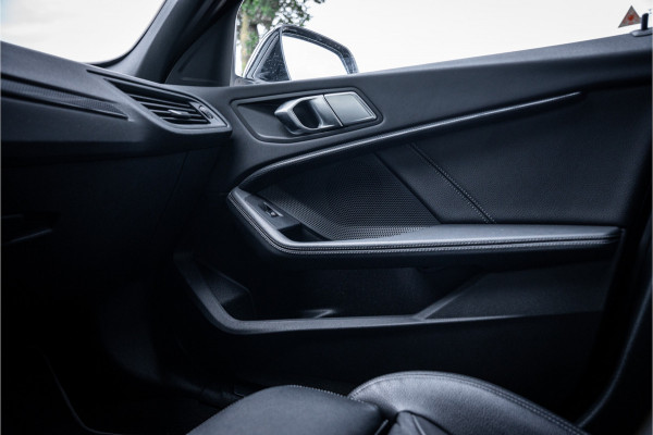 BMW 1-serie 118i Business Edition Plus ** Automaat ** Leder ** Carplay ** Stoelverwarming Alarm klasse 3 ** NL auto ** NAP!!