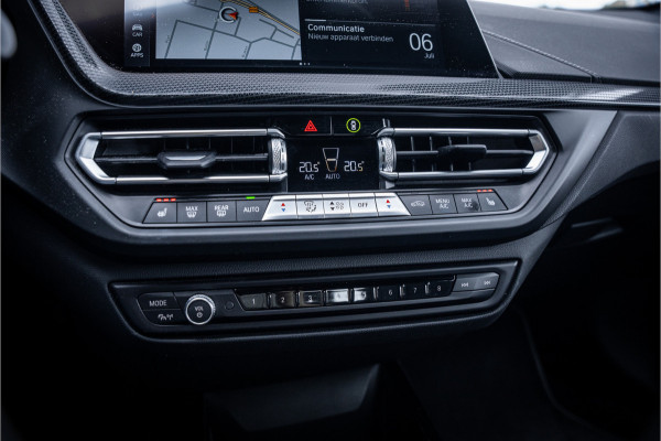 BMW 1-serie 118i Business Edition Plus ** Automaat ** Leder ** Carplay ** Stoelverwarming Alarm klasse 3 ** NL auto ** NAP!!