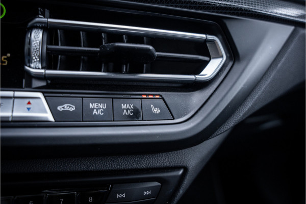 BMW 1-serie 118i Business Edition Plus ** Automaat ** Leder ** Carplay ** Stoelverwarming Alarm klasse 3 ** NL auto ** NAP!!