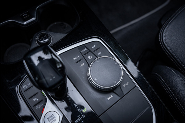 BMW 1-serie 118i Business Edition Plus ** Automaat ** Leder ** Carplay ** Stoelverwarming Alarm klasse 3 ** NL auto ** NAP!!