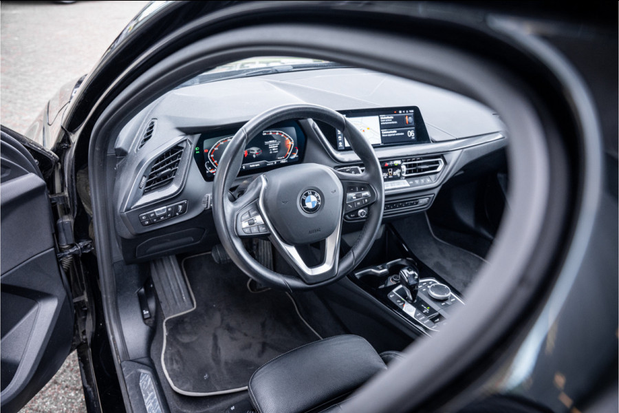 BMW 1-serie 118i Business Edition Plus ** Automaat ** Leder ** Carplay ** Stoelverwarming Alarm klasse 3 ** NL auto ** NAP!!