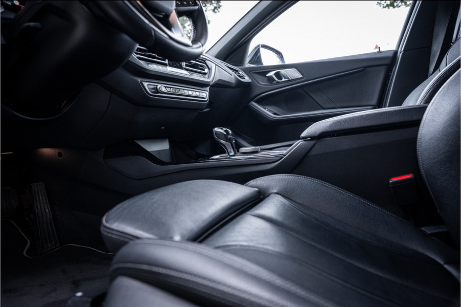 BMW 1-serie 118i Business Edition Plus ** Automaat ** Leder ** Carplay ** Stoelverwarming Alarm klasse 3 ** NL auto ** NAP!!