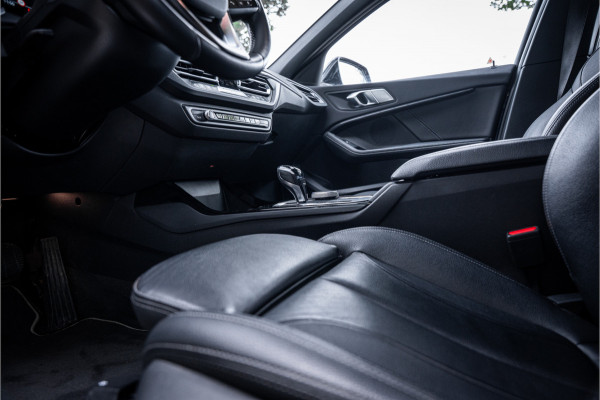 BMW 1-serie 118i Business Edition Plus ** Automaat ** Leder ** Carplay ** Stoelverwarming Alarm klasse 3 ** NL auto ** NAP!!
